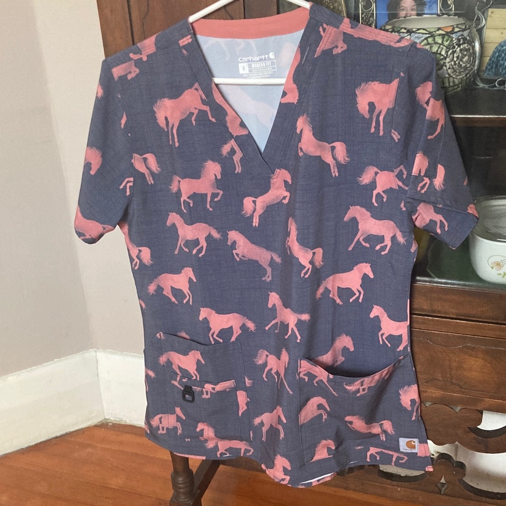 Carhartt scrub top size small. Horses.